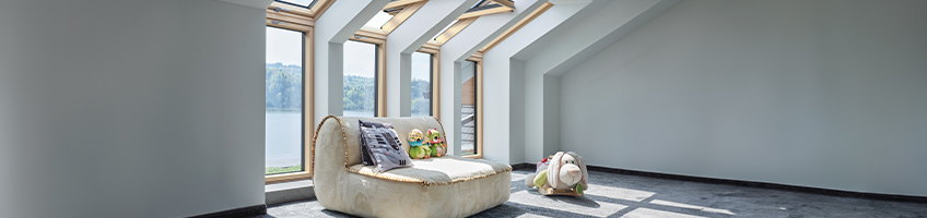 Verrière d\'angle en bois et alu RAL7016 – FAKRO