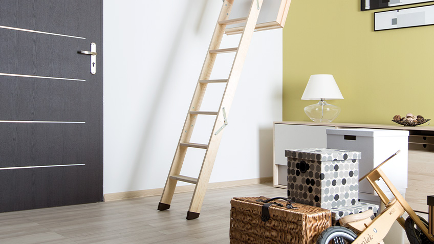 Escaliers escamotables avec une échelle en bois - FAKRO
